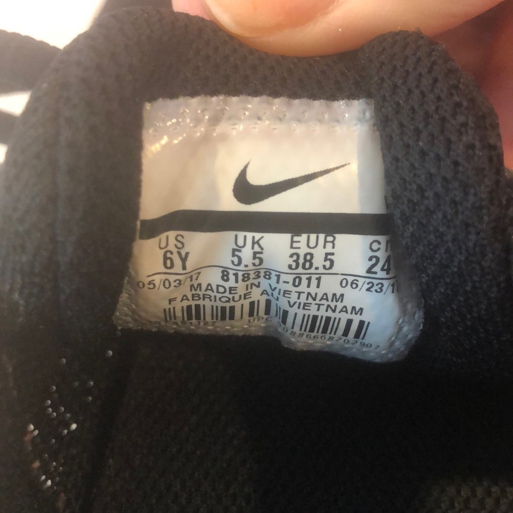 Girls Nike Black Sneakers with White Detail size 6 - Picture 6 of 6